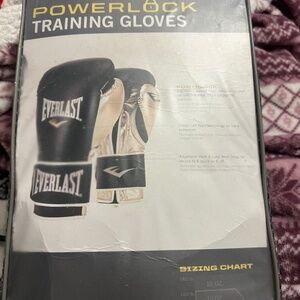 Like New Everlast Gloves. Large size 16 ounces. Powerlock Training Gloves